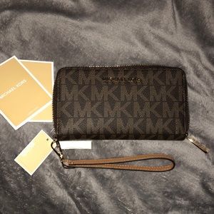 Michael Kors Jet set travel Logo wallet!